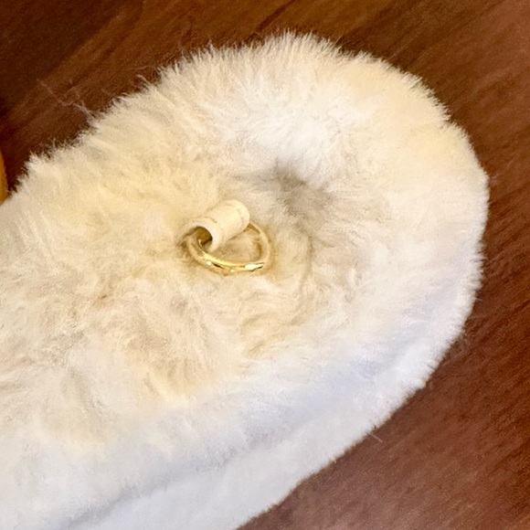 🌟HP🌟Isach Mizrahi New York Winter White Faux Fur & Gold Chain Convertible Bag - Picture 10 of 15